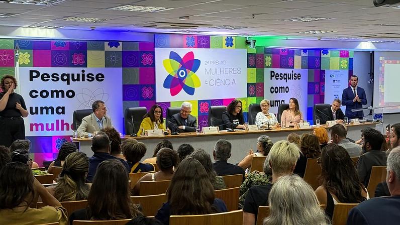 Instituições federais do MEC recebem Prêmio Mulheres e Ciência