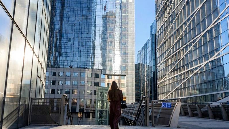 Prédios de escritórios no distrito comercial de La Defense, em Paris, para ilustrar reportagem sobre bitributação