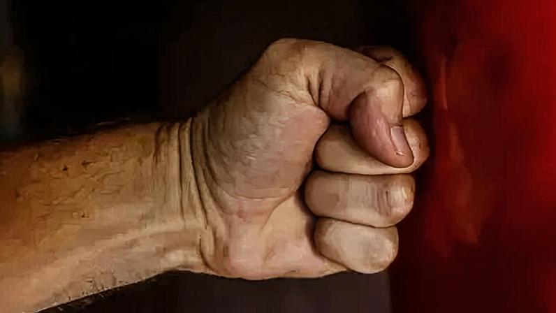 Homem dá soco; violência doméstica aumenta em SP em março de 2020