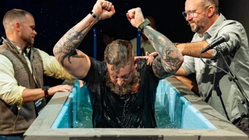 Igreja nos EUA batiza 400 pessoas em um fim de semana