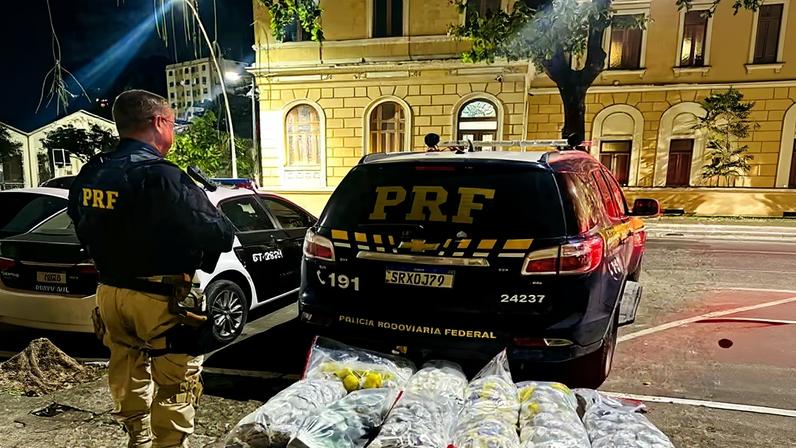 Agentes encontraram cinco sacolas com drogas no banco traseiro e no porta-malas