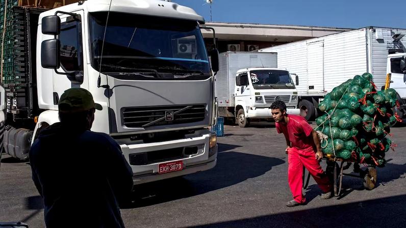 Governo anuncia medidas para evitar greve de caminhoneiros por diesel