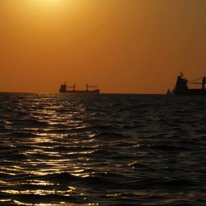 Navios seguem rota definida pelo Irã no Estreito de Ormuz; pedágio funciona