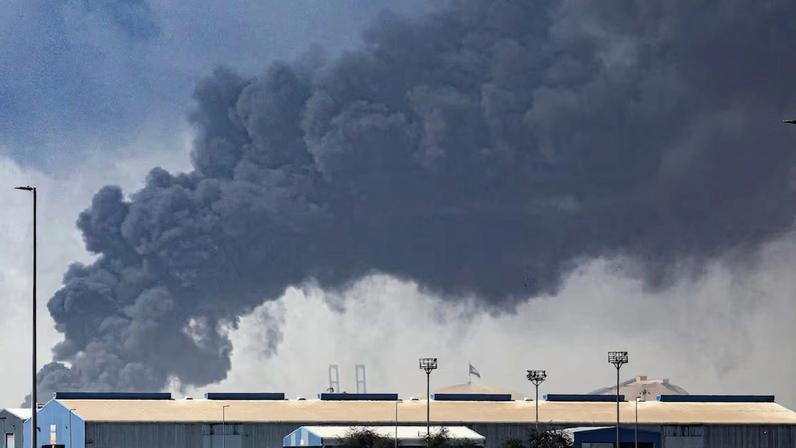 Una columna de humo sobre el aeropuerto Jebel Ali en Dubái tras la interceptación de un misil iraní.