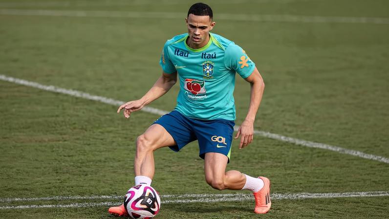 Lateral-direito Vanderson em treino da seleção brasileira — Foto: Reprodução / Instagram