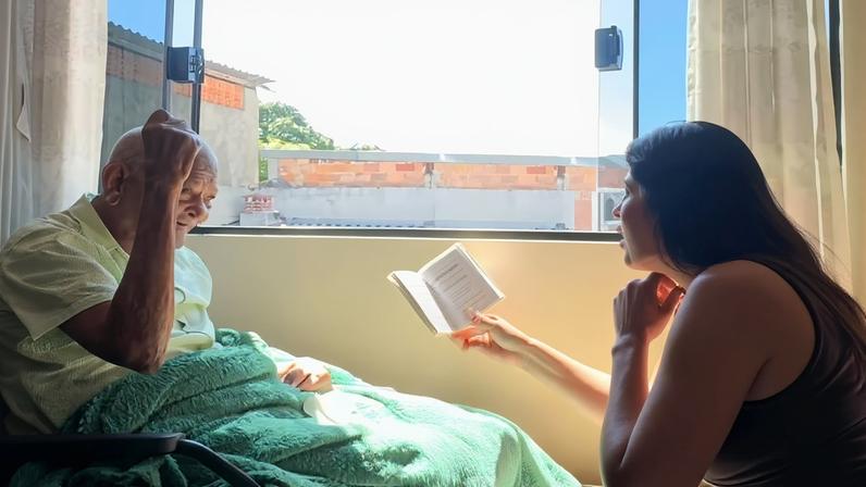 Neta inspira ao cantar louvor com avô enfermo, esperança em Jesus