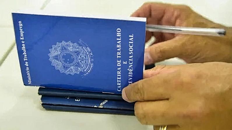 Homem folheia carteira de trabalho
