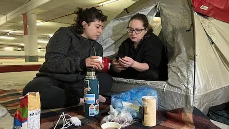 Sofía Salvador (a la izquierda) y María Tulitzeba, en su tienda del aparcamiento subterráneo de un centro comercial de la ciudad israelí de Haifa, el pasado miércoles.