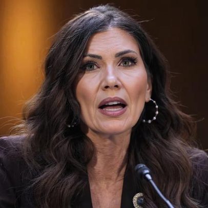 Noem afirma que dois EUA mortos pela polícia migratória eram terroristas