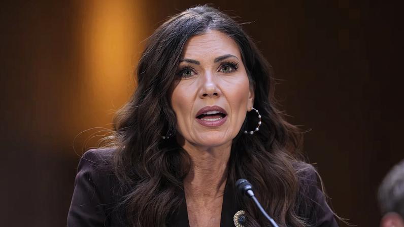 Noem afirma que dois EUA mortos pela polícia migratória eram terroristas