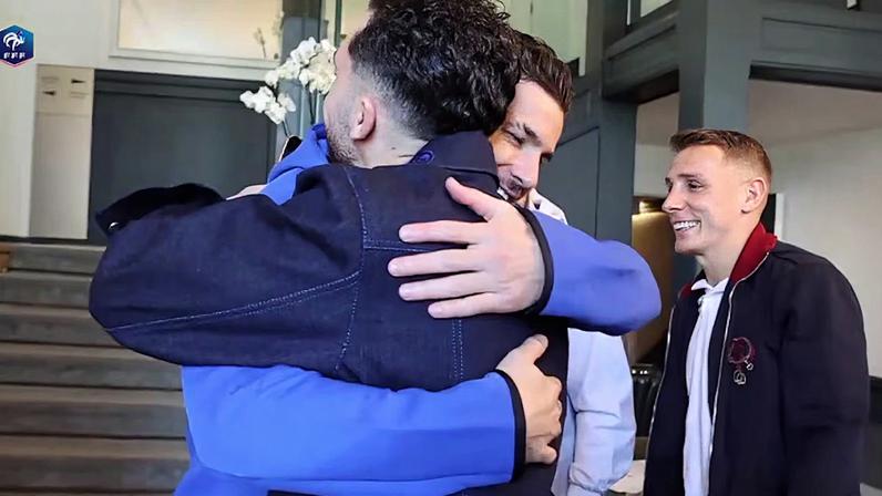 Confira a chegada dos Bleus ao Centro Nacional de Futebol para os amistosos internacionais contra Brasil e Colômbia.