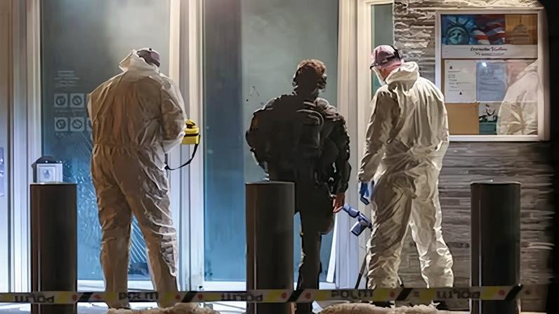 Agentes de policía y técnicos inspeccionan la embajada estadounidense tras un fuerte estruendo en la madrugada de este domingo, en Oslo.