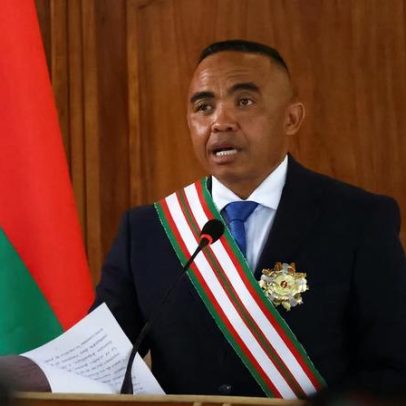O presidente de Madagascar, Randrianirina, afasta primeiro-ministro e gabinete