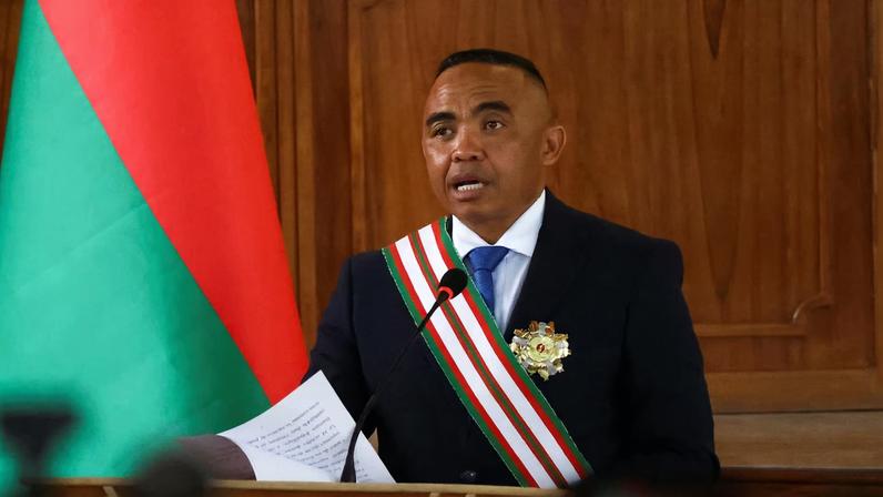 O presidente de Madagascar, Randrianirina, afasta primeiro-ministro e gabinete