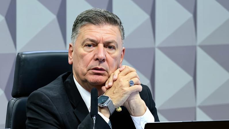 Carlos Viana já foi filiado ao PL e chegou a ser líder do governo na gestão de Jair Bolsonaro