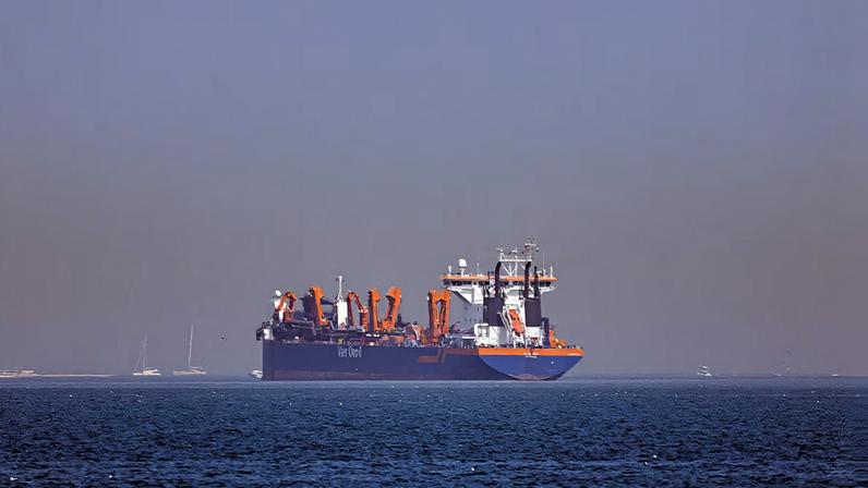 Un buque con el ancla echada frente a las costas de Dubái el domingo 1 de marzo.