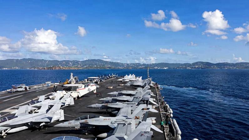 Porta-aviões dos EUA Ford vai ao porto temporariamente após incêndio