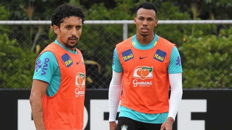 Carlo Ancelotti conversa com jogadores da Seleção durante treino — Foto: Rafael Ribeiro / CBF