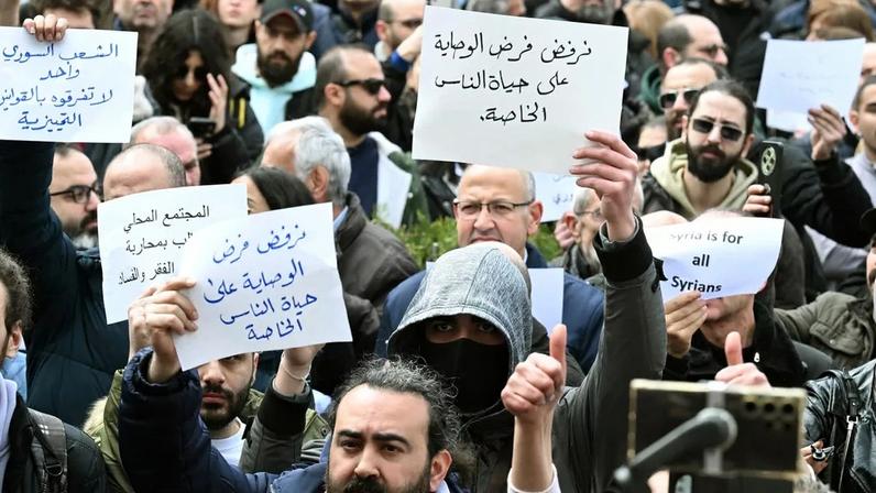 Des Syriens dans la rue ce dimanche.