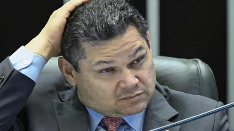 4.dez.2025 - O presidente do Senado, Davi Alcolumbre (União-AP), em sessão de apreciação da LDO 2026