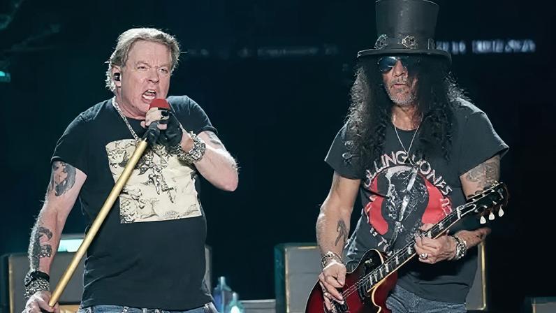Axl Rose e Slash, do Guns N' Roses. em apresentação no Rock in Rio de 2017