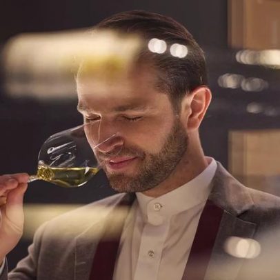 Edmond Gasser vence o prêmio Michelin de sommellerie 2026, vinho continua base