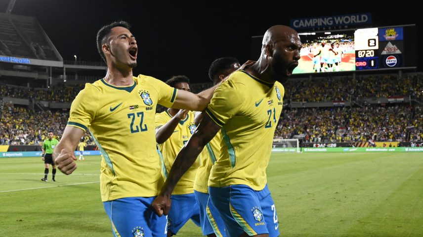Martinelli e Igor Thiago comemoram gol do Brasil sobre a Croácia — Foto: André Durão