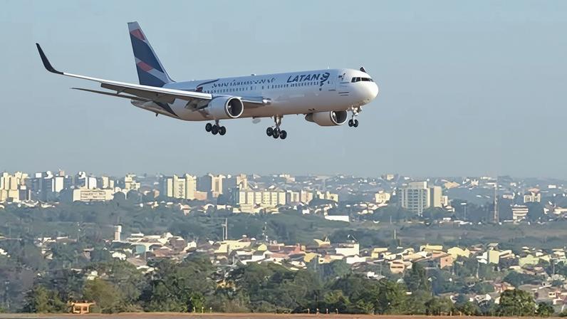 Avião da Latam se aproxima para pouso