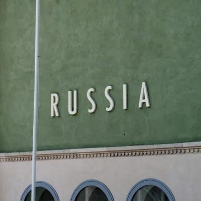 UE ameaça cortar financiamento da Bienal de Veneza após pavilhão russo