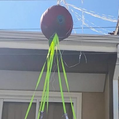 Defesa Civil paulista remove balão que caiu em casa em Carapicuíba