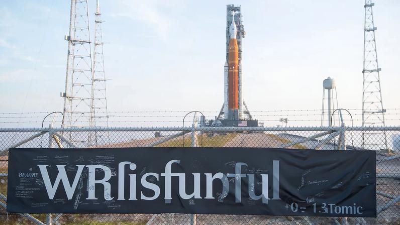 Foguete da missão Artemis I é preparado para lançamento