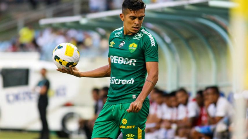 Igor Cariús em ação pelo Cuiabá — Foto: AssCom Dourado