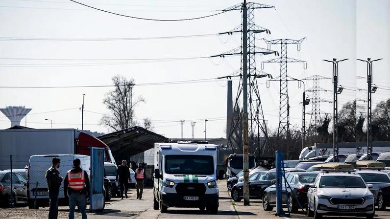 Hungria devolve veículos de bancos ucranianos apreendidos, retém dinheiro e ouro