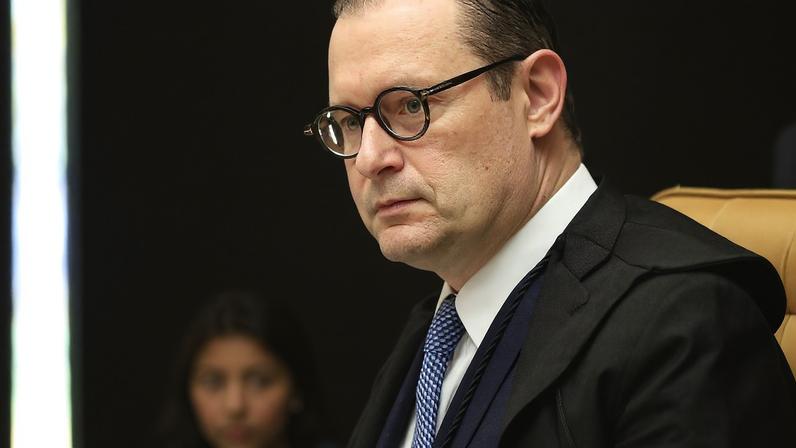 Ministro Cristiano Zanin em sessão extraordinária que prossegue com o julgamento de Aécio Lúcio Costa Pereira, acusado de participação nos atos antidemocráticos de 8 de janeiro.