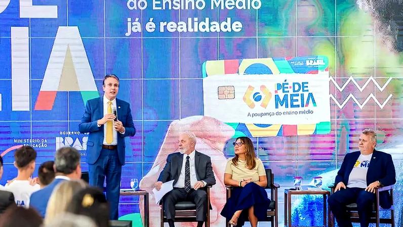 Prometido por Lula em campanha, pé-de-meia já custou R$ 12,5 bilhões aos cofres públicos e acumula pagamentos a mortos, cumulados com Bolsa Família e a beneficiários fora da faixa de renda definida. (Foto: Ricardo Stuckert/PR)