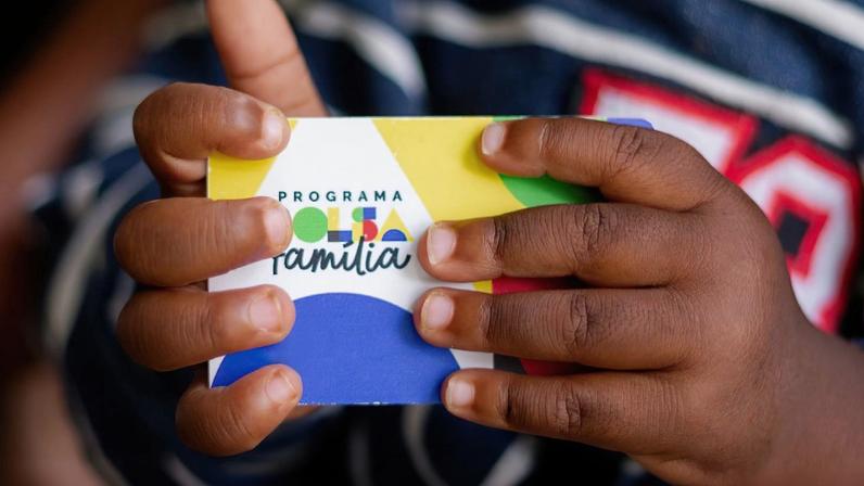 Iasmin da Silva (mãe) e Rafael de Jesus (filho)- Família Beneficiária do Programa Bolsa Família - CRAS de Sobradinho 1 - Brasília (DF). Na foto eles seguram o cartão do programa Bolsa Família. Fotos: Lyon Santos/ MDS