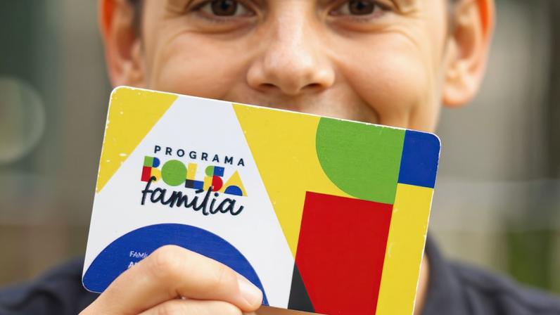 Família Beneficiária do Programa Bolsa Família - CRAS de Sobradinho 1 - Brasília (DF). Na foto eles seguram o cartão do programa Bolsa Família. Na foto Enzo Manoel (6 anos) Fotos: Lyon Santos/ MDS