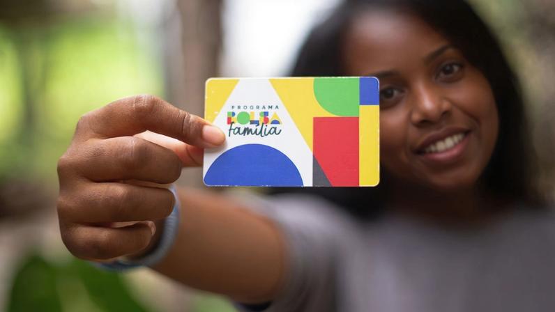 Família Beneficiária do Programa Bolsa Família - CRAS de Sobradinho 1 - Brasília (DF). Na foto eles seguram o cartão do programa Bolsa Família. Fotos: Lyon Santos/ MDS