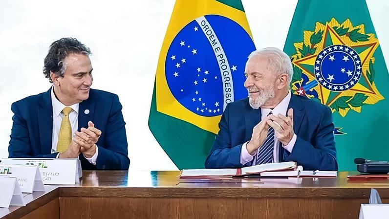 O ministro da Educação, Camilo Santana, e o presidente Luiz Inácio Lula da Silva (PT)