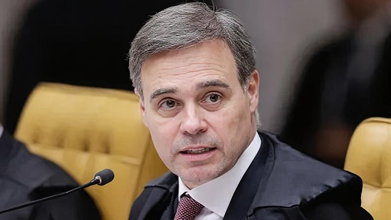 Ministro André Mendonça durante sessão plenária do STF