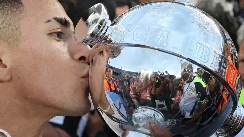 Thiago Almada e o troféu da Libertadores do Botafogo (Foto: Vítor Silva/Botafogo)