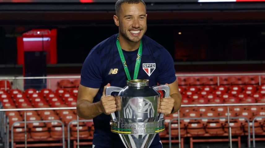 Allan Barcellos conquistou a Copa do Brasil sub-20 em 2024 com o São Paulo. (Foto: Rubens Chiri e Miguel Schincariol / São Paulo FC)