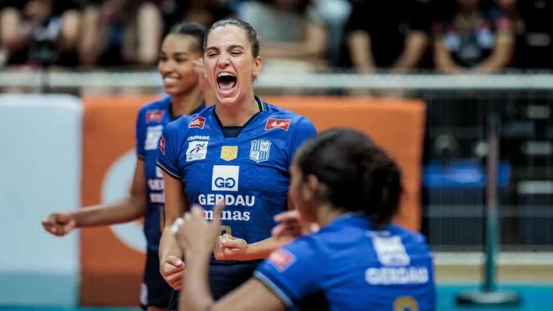 Júlia Kudiess comemora ponto pelo Minas — Foto: Hedgard Moraes/Minas Tênis Clube