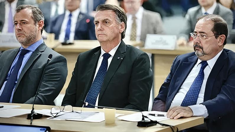 Jair Bolsonaro (c) junto de seus advogados Paulo Cunha Bueno (e) e Celso Vilardi (d)
