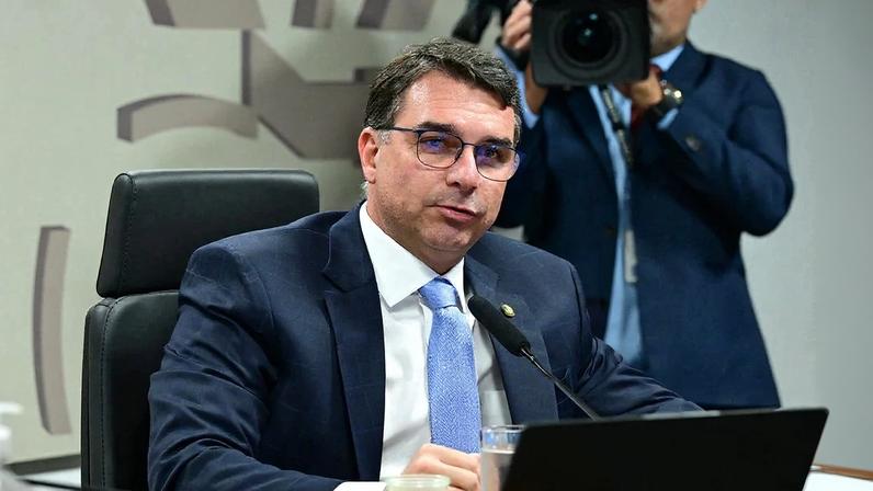 O senador Flávio Bolsonaro preside a reunião da Comissão de Segurança Pública (CSP) no dia 8 de julho de 2025. Foto: Geraldo Magela/Agência Senado