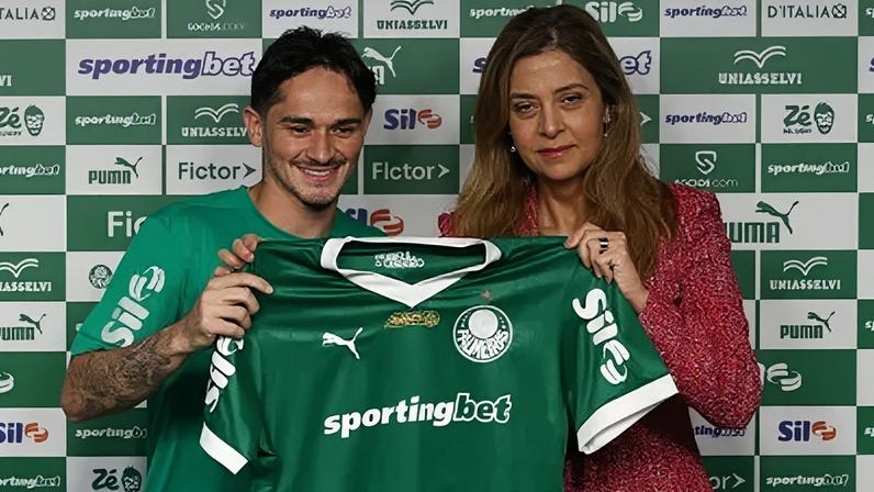 A presidente Leila Pereira, do Palmeiras, na apresentação do lateral Khellven