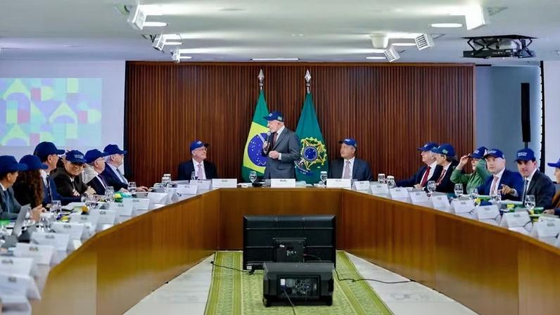 Arquivo - De boné, Lula faz reunião ministerial no Palácio do Planalto — Foto: Ricardo Stuckert / Presidência da República