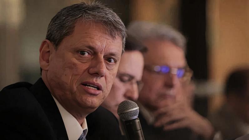 Tarcísio afirma que a 3ª via é Lula e Flávio