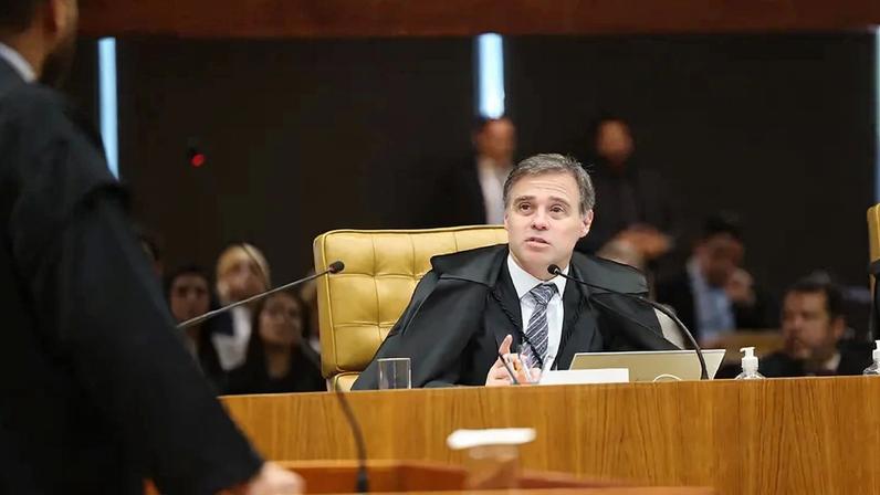 Ministro assumiu relatoria após suspeitas em torno de Toffoli e decidirá sobre benefício que pode expor relação com Vorcaro.