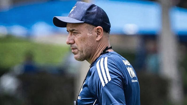 Técnico Leonardo Jardim, do Cruzeiro, em treino na Toca da Raposa (Foto: Gustavo Aleixo/Cruzeiro)
